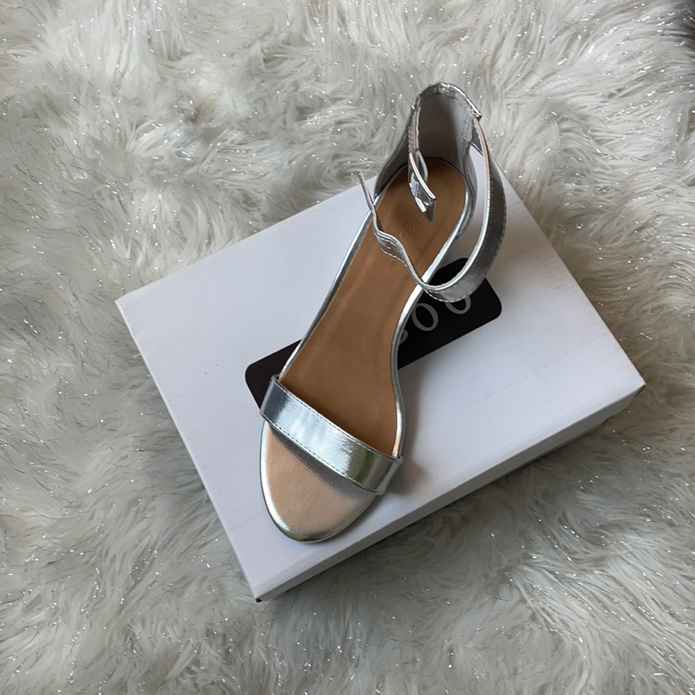 Strap across the front heel sandal